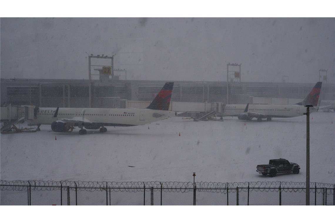 Viel ging am Wochenende nicht mehr an den US-Flughäfen: Bei starkem Schneefall, Sturm und Glätte blieben viele Maschinen am Boden.