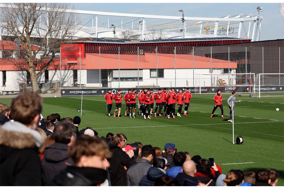 Al-Dakhil und El Bilal machen Fortschritte Viel los: Der VfB Stuttgart startet auf Trainingsplatz 1 mit einer öffentlichen Einheit in die Woche.
