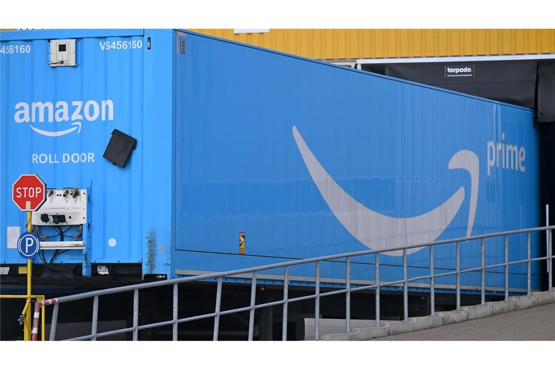 Viel Platz für die Waren: ein Amazon-Container am Dortmunder Logistikzentrum.