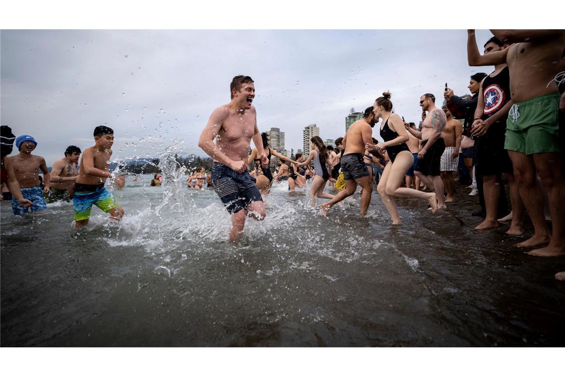 Bilder des Tages Viel Spaß trotz Kälte haben die Teilnehmer beim "Eisbärenschwimmen" am Neujahrstag im kanadischen Vancouver.