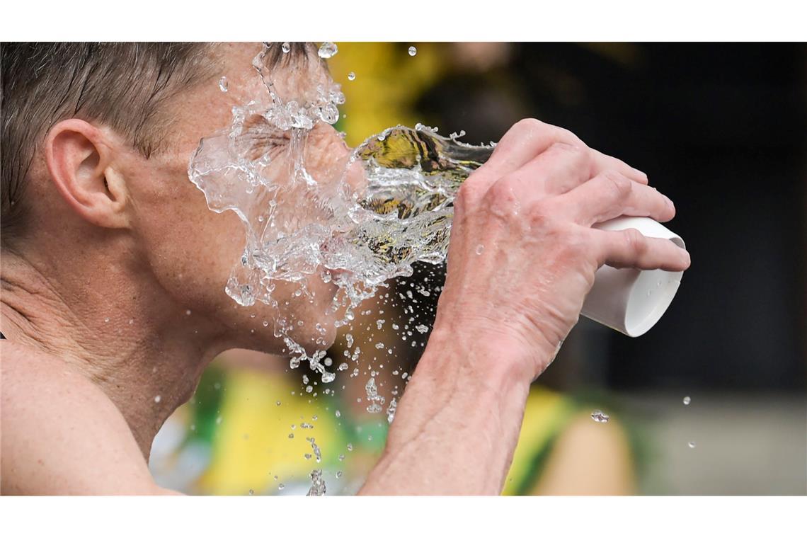 Höhepunkt der Hitzewelle steht an - Bis zu 38 Grad erwartet Viel Trinken - ein wichtiger Rat für heiße Tage.
