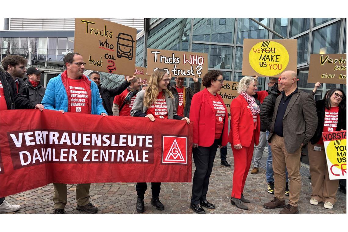 Betriebsversammlung im SI-Centrum endet mit einem Knall Viel Unterstützung für die Daimler-Truck-Betriebsräte Michael Brecht (2. v.r.) und Carmen Klitzsch-Müller (3.v.r.).