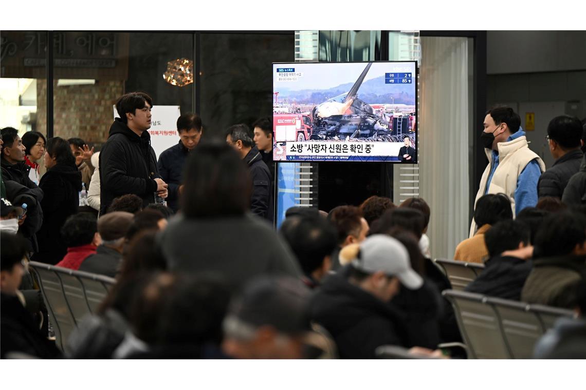 Flugzeug in Südkorea zerschellt - 179 Tote Viele Angehörige trauerten vor Ort um die Verunglückten und äußerten Ärger über die Arbeit der Behörden.