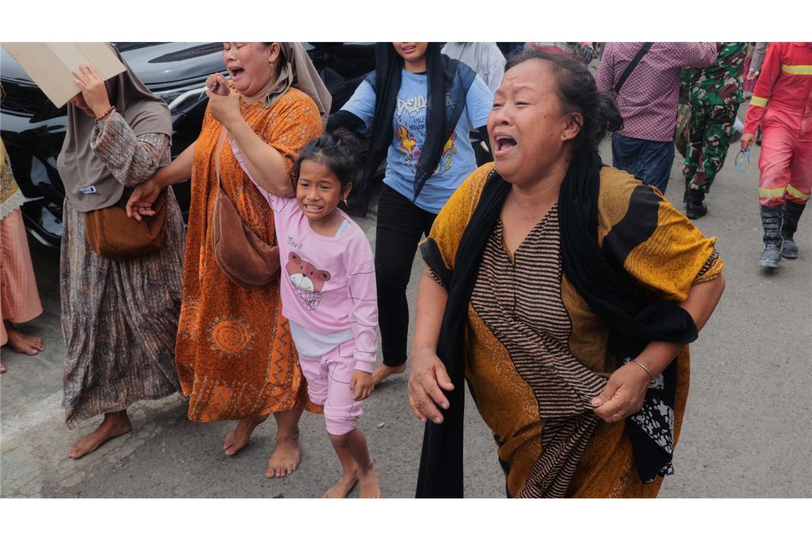 Tote und Vermisste nach Einsturz von Schule in Indonesien Viele Angehörige waren völlig verzweifelt.