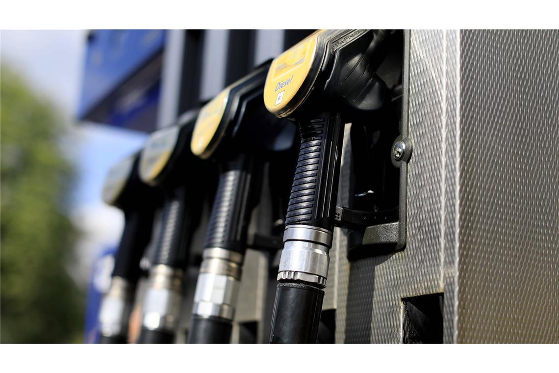 Viele Autofahrer sehnen in der Hoffnung auf billigeren Sprit den 1. Mai herbei (Symbolfoto).