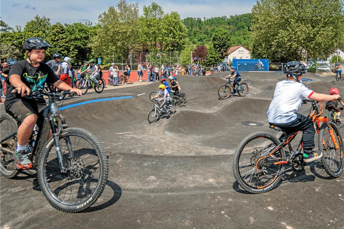 Viele begeisterte Biker testen die neue Bikestrecke nach der Einweihung ausgiebig. Fotos: Stefan Bossow