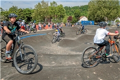 Viele begeisterte Biker testen die neue Bikestrecke nach der Einweihung ausgiebig. Fotos: Stefan Bossow