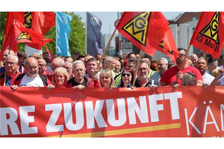 Viele Beschäftigte der Automobilindustrie bangen um ihre Zukunft. Ihren Frust will die IG Metall mit einem Aktionstag an diesem Montag deutlich machen.