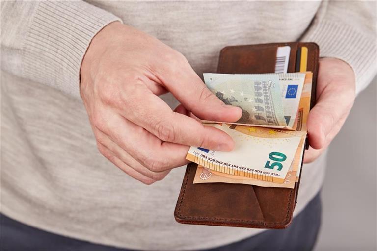 Viele Beschäftigte warten noch auf die Gehaltserhöhung.