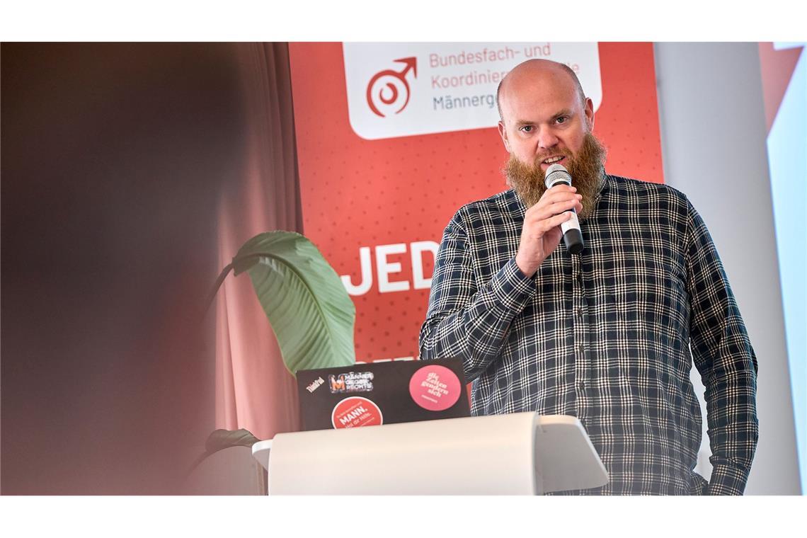 Platzmangel in Männerschutzhäusern – Bedarf steigt deutlich Viele betroffene Männer verharmlosen ihre Gewalterfahrung, sagt Tobias Schiefer.