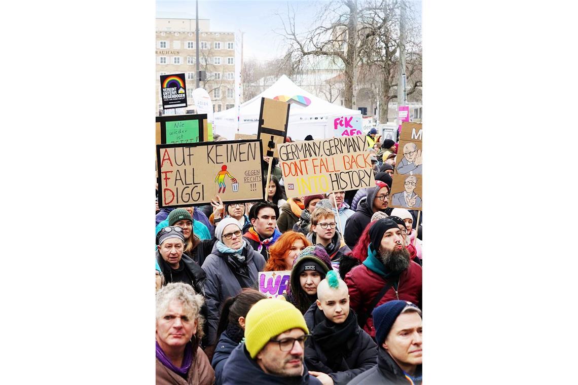 Hunderte fordern Schutz der Vielfalt Viele bunte Schilder waren auf dem Schlossplatz zu sehen.