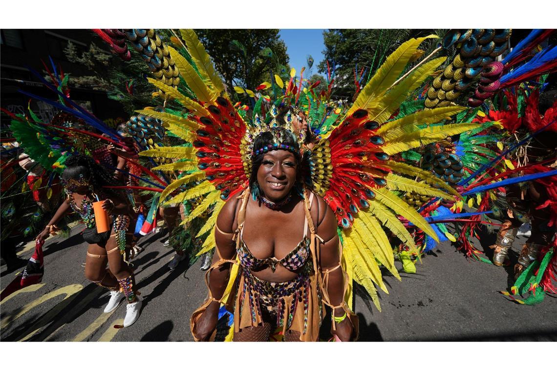 Millionen Menschen feiern Karneval in London Viele der aufwendigen Kostüme sind mit bunten Federn geschmückt.