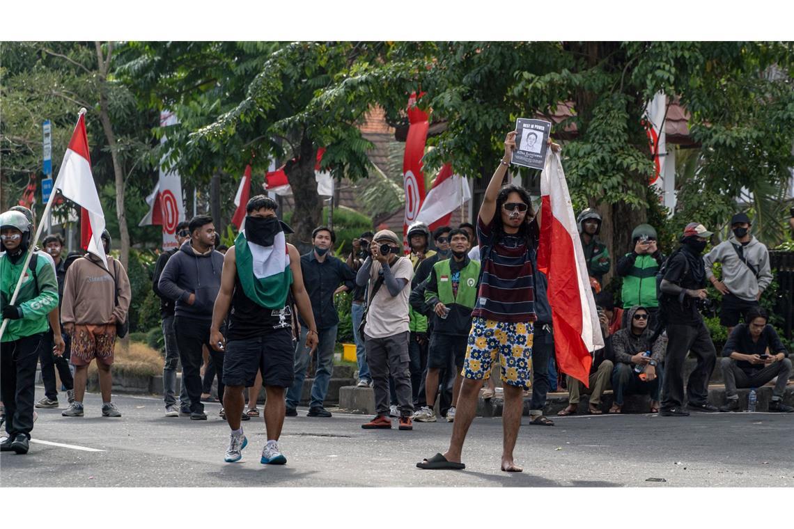 Protestwelle erreicht Bali - Dorfwächter mobilisiert Viele der Demonstranten sollen von außerhalb nach Bali gereist sein.