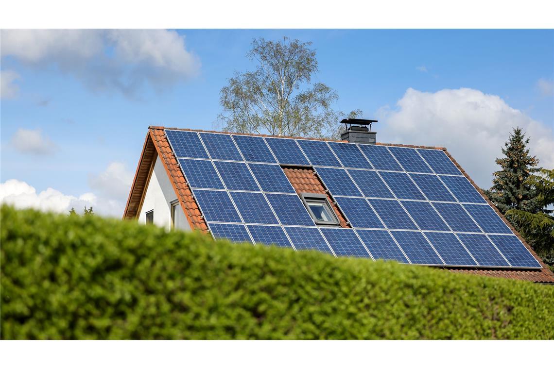 Eigenheimbesitzer planen häufig mit Sonnenstrom Viele Eigenheimbesitzer haben schon Strom vom Dach - und es könnten noch mehr werden. (Archivbild)