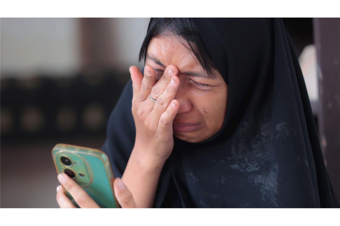 Zahl der Vermissten nach Schuleinsturz in Indonesien steigt Viele Eltern warteten völlig verzweifelt auf Nachrichten der Retter.