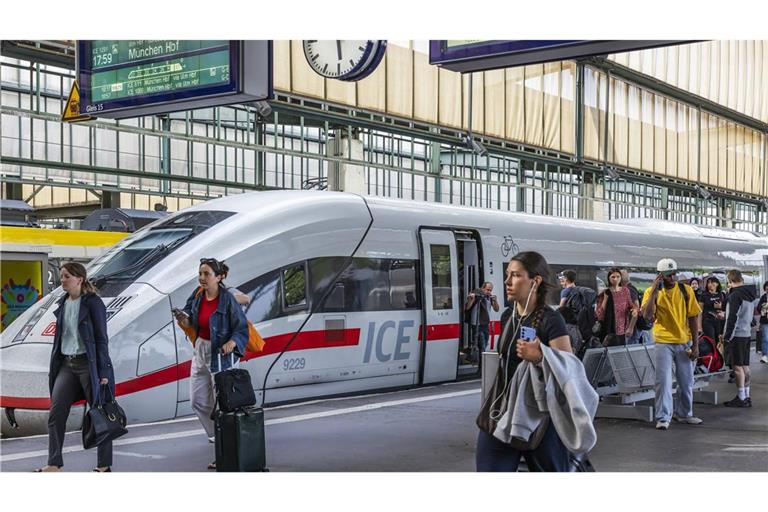Viele Fahrgäste trotzen den hochsommerlichen  Temperaturen (Archivbild).