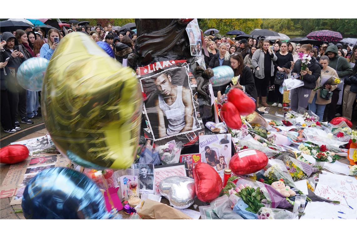 Ermittler: Liam Paynes Balkonsturz war kein Suizid Viele Fans bekundeten nach dem Tod des 31-jährigen Sängers ihre Trauer. (Archivbild)