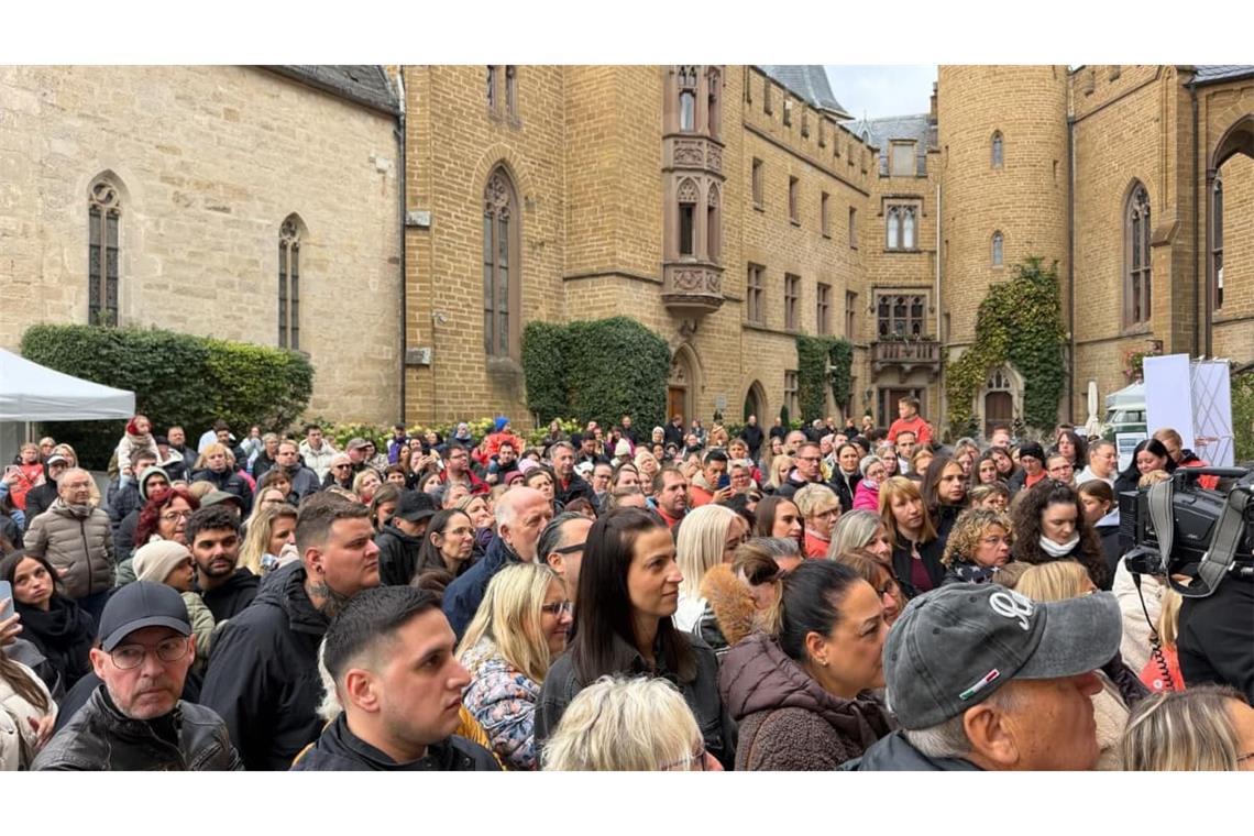 Viele Fans des Kochs und Influencers verfolgen das Treiben auf dem Burghof.