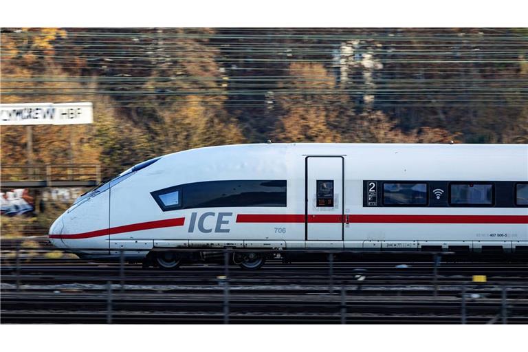 Viele Fernzüge kommen verspätet am Stuttgarter Hauptbahnhof an.