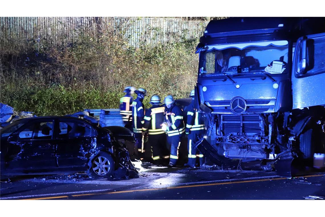 Lkw-Horrorfahrt auf Autobahnen - Trümmer und viele Verletzte Viele Feuerwehrleute sind nach einer Lkw-Chaosfahrt im Einsatz.