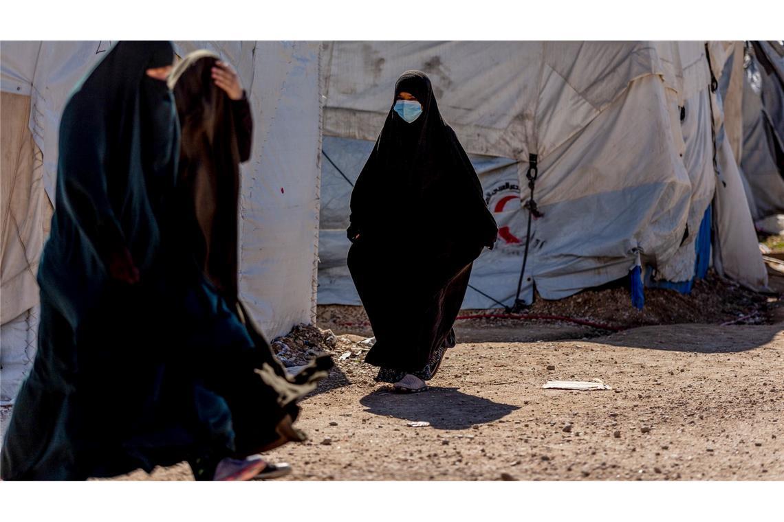 Vorerst keine Entscheidungen mehr zu Asylanträgen von Syrern Viele Frauen in den Flüchtlingslagern Al-Hol und Roj in Syrien sind bis heute Anhängerin der Ideologie der Terrormiliz Islamischer Staat (IS) und erziehen auch ihre Kinder entsprechend.