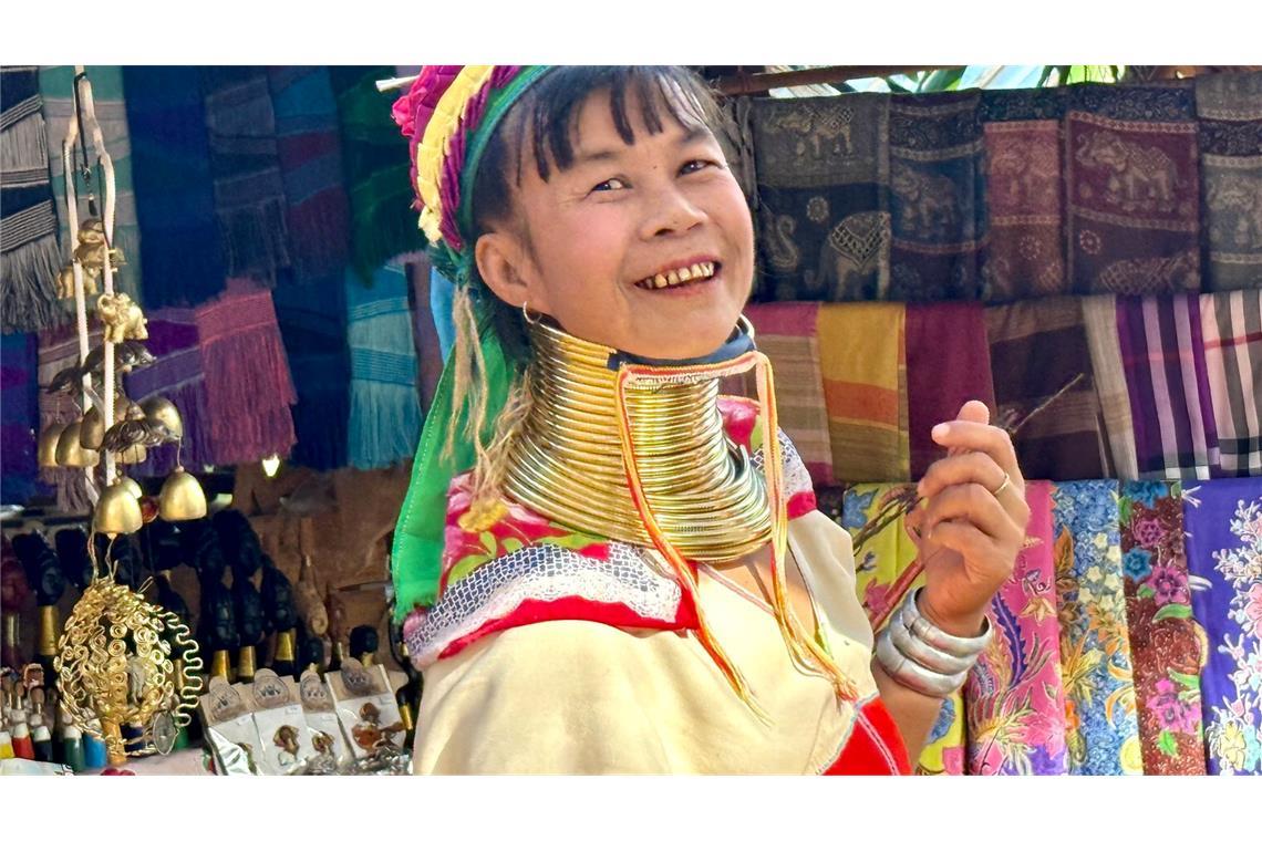 Bei den Langhalsfrauen von Chiang Rai: Kultur oder Kommerz? Viele Frauen schützen ihr Kinn mit Tüchern vor den schweren Ringen.