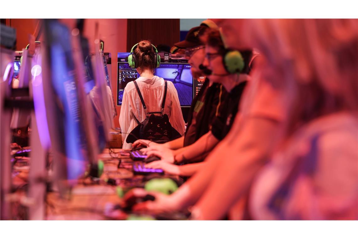 Viele Gamescom-Besucher standen fasziniert vor den Computern und an den Konsolen - ihre Begeisterung für Games ist groß.