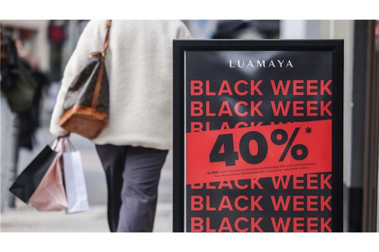 Viele Händler werben im November mit hohen Rabatten.