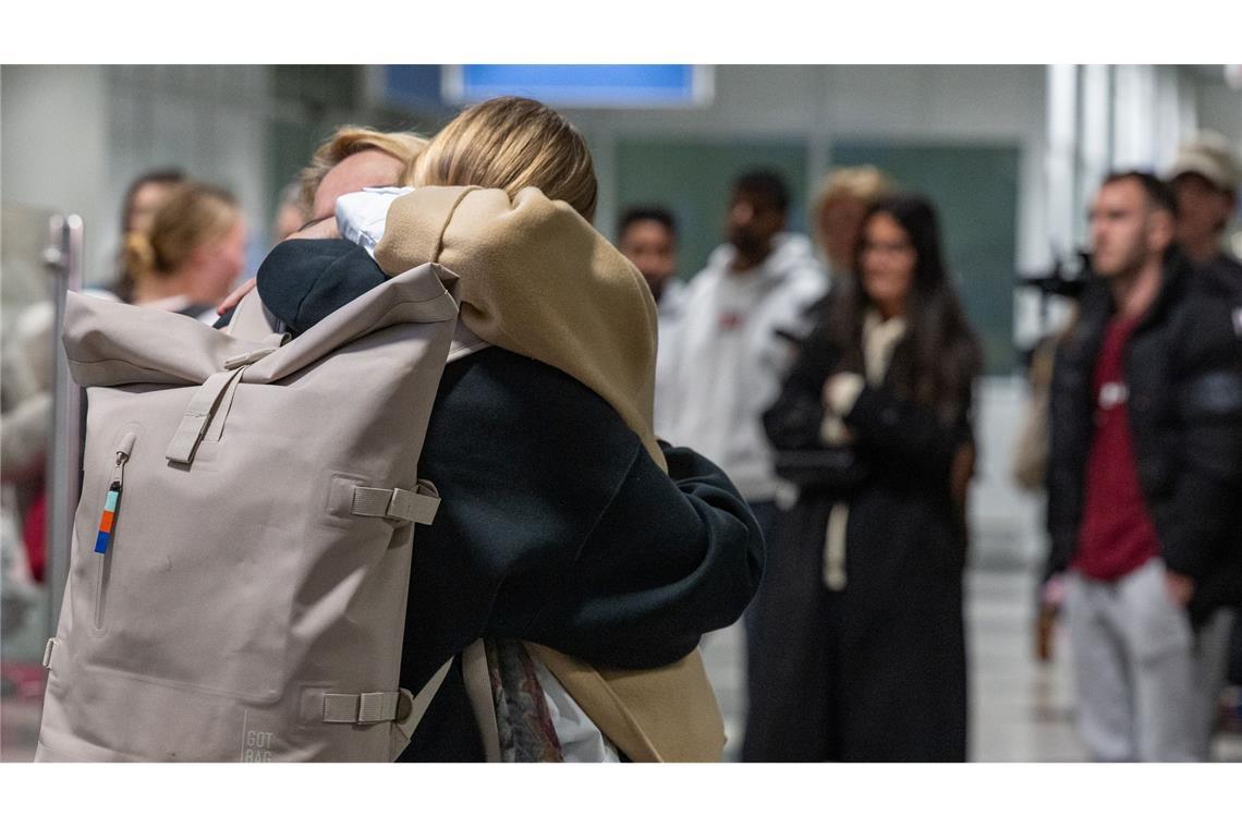 Viele Heimkehrer lagen am Flughafen erleichtert ihren Familien in den Armen.