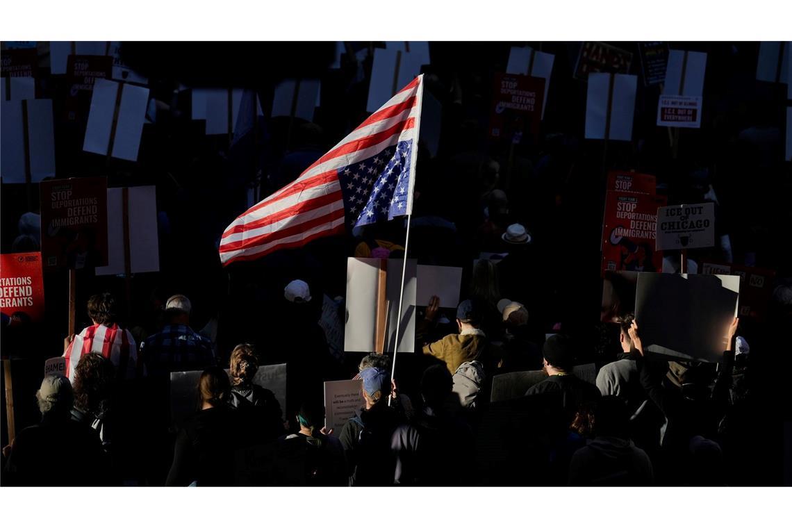 Militäreinsatz wie im Krieg? Trump provoziert Chicago Viele in Chicago protestieren gegen Trump.