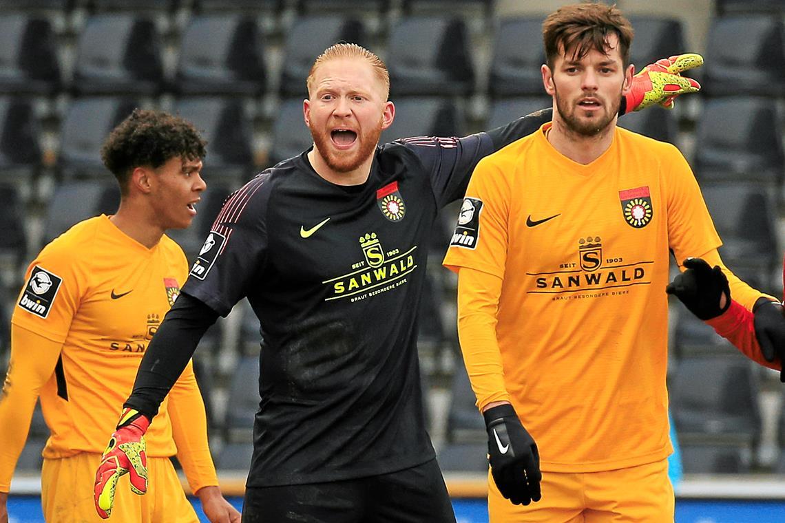 Die SG Sonnenhof Großaspach hat noch was gutzumachen Viele Jahre Seit’ an Seit’: Torwart Maximilian Reule und Nicolas Jüllich (rechts). Entsprechend groß war die Vorfreude bei Aspachs Ex-Mittelfeldspieler auf ein Wiedersehen mit dem alten Kumpel. Nun ist er aber krank und sein Einsatz eher unwahrscheinlich. Foto: Alexander Becher
