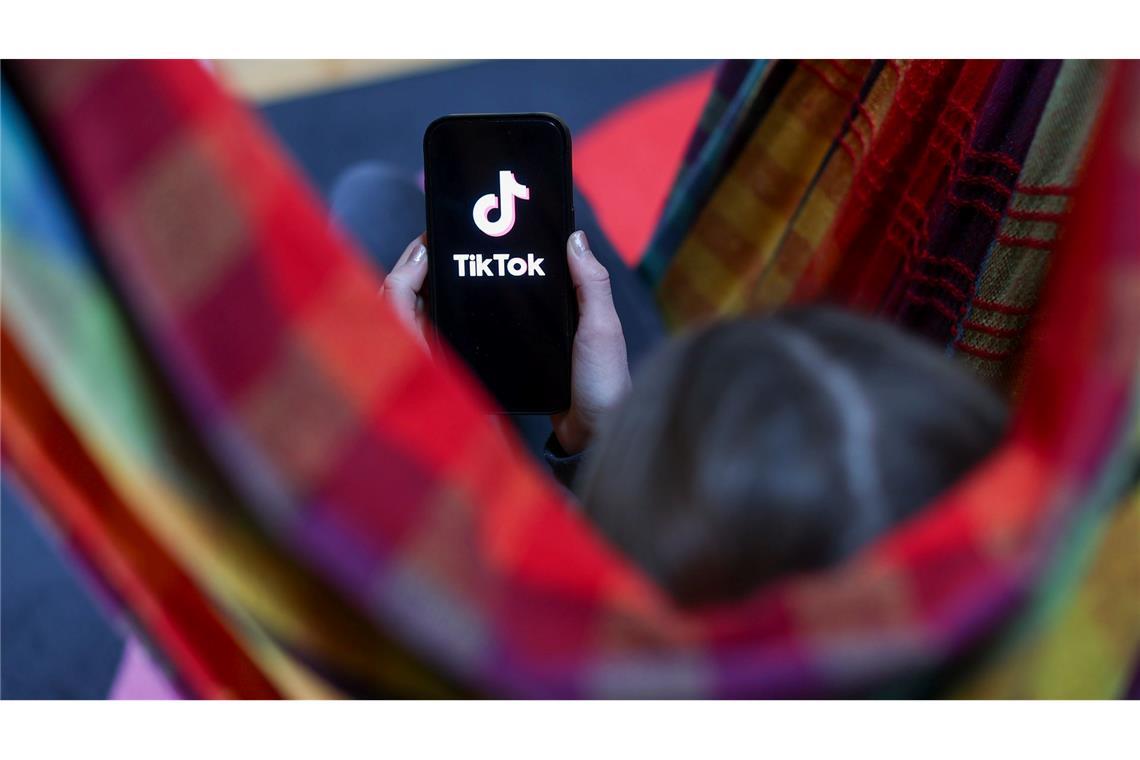 Viele Jugendliche verbringen Stunden am Tag in sozialen Netzwerken. (Illustration)