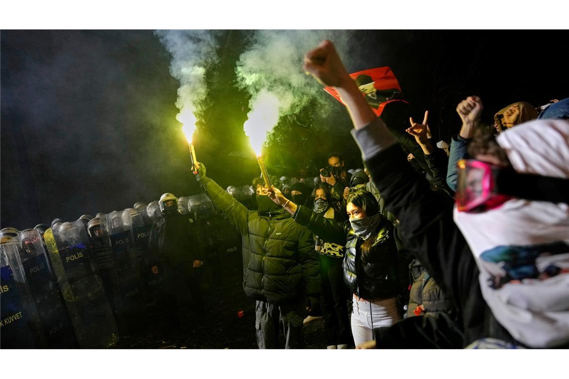 Mehrere Journalisten in der Türkei verhaftet Viele junge Menschen beteiligen sich an den Protesten.