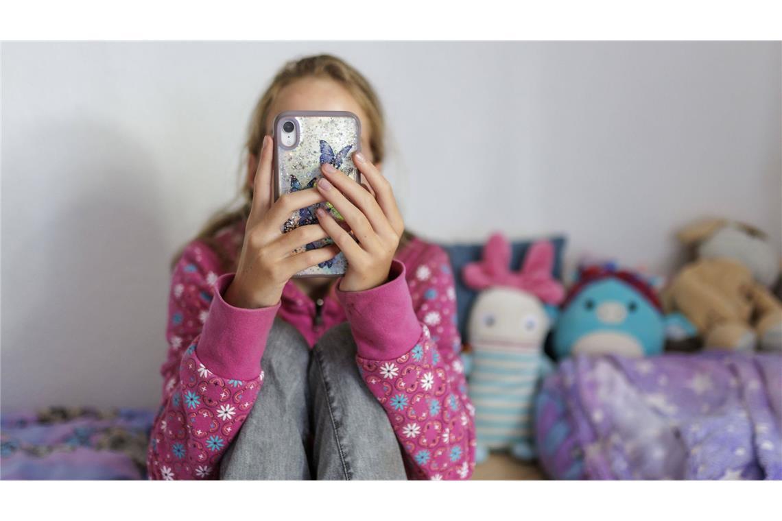 Smartphones im Kinderzimmer – Was sagen die Eltern? Viele Kinder bekommen schon früh die Erlaubnis der Eltern, ein Smartphone zu nutzen. (Symbolbild)