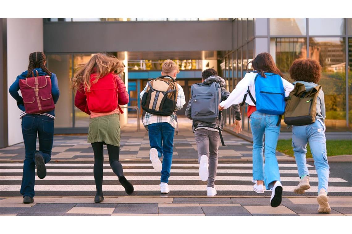 Viele Kinder haben Energie und Lust auf neue Herausforderungen, doch die Unsicherheit, was in einer neuen Schule auf sie zukommt, kann anfangs andere Gefühle in den Schatten stellen. Eltern können hier aber entscheidend helfen.
