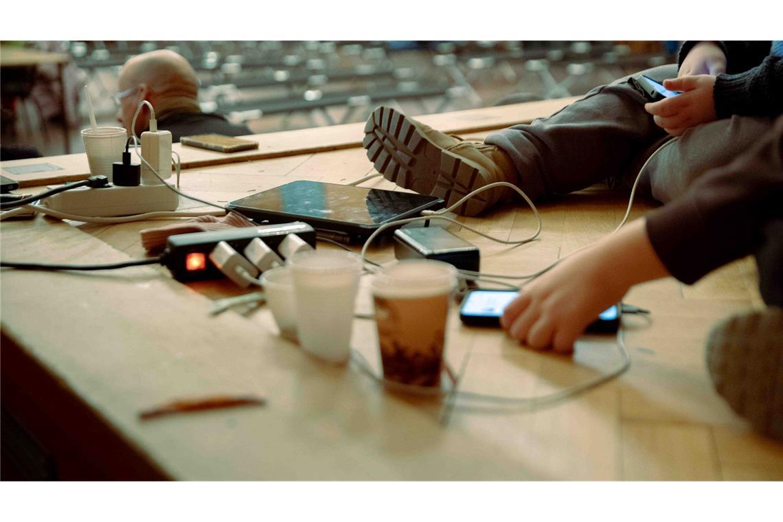 Viele kommen hierher, um ihr Handy zu laden oder eine warme Mahlzeit zu bekommen.