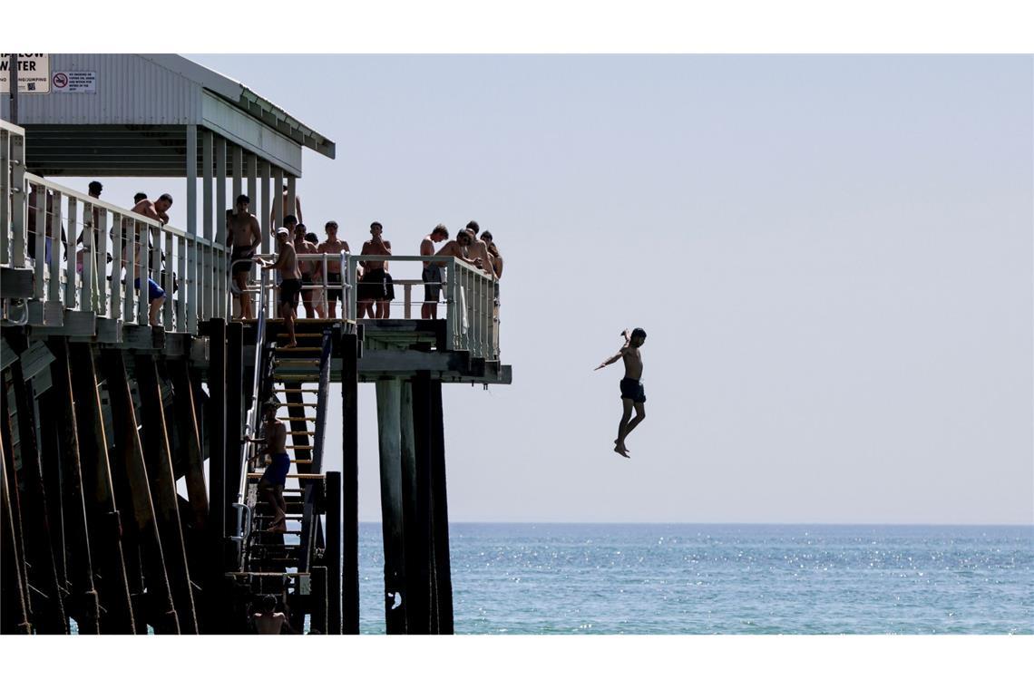 Viele kühlten sich bei einem Bad im Meer ab. Weite Teile Australiens leiden unter extremer Hitze mit Temperaturen nahe 50 Grad.