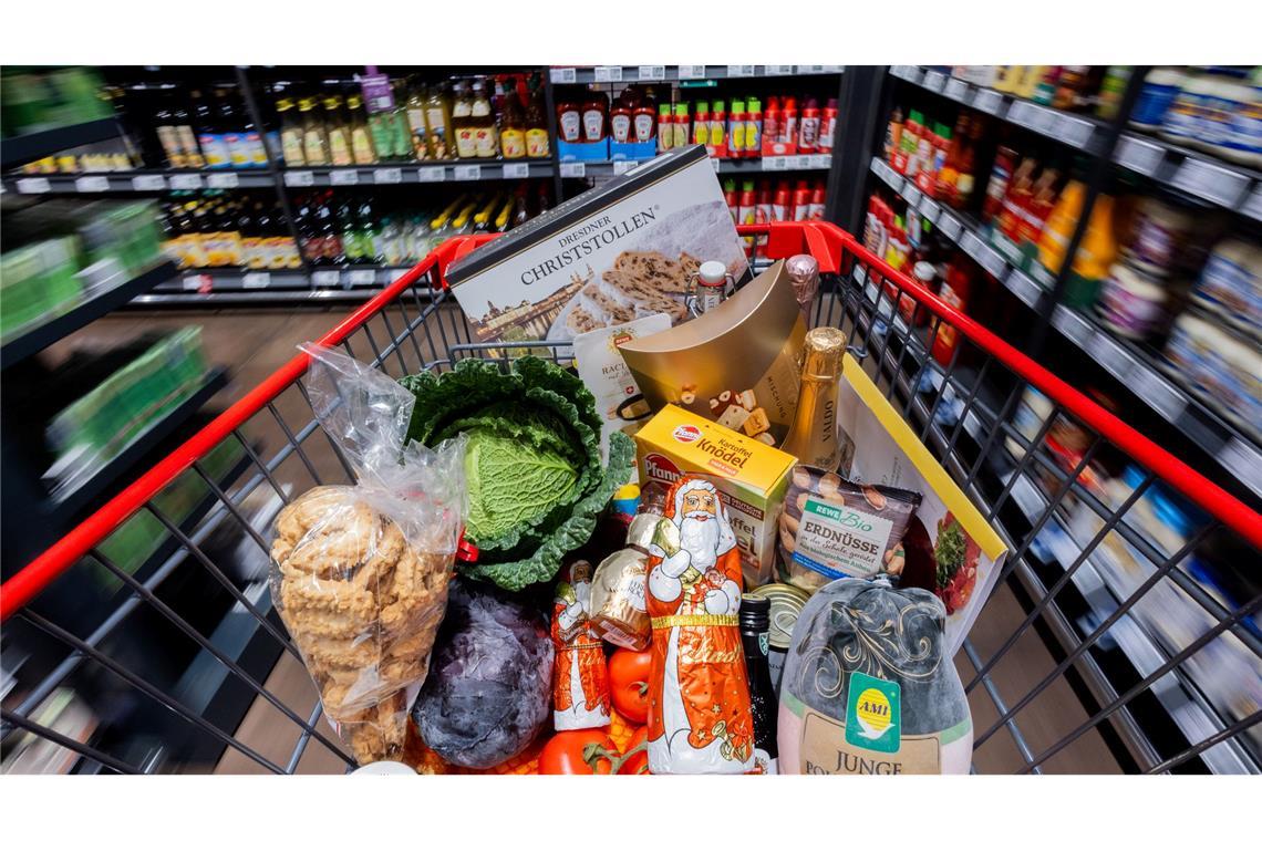 Lebensmitteleinkauf fürs Fest: Jeder Zweite will sparen Viele Kunden wollen beim Weihnachtseinkauf in diesem Jahr auf günstigere Preise achten.