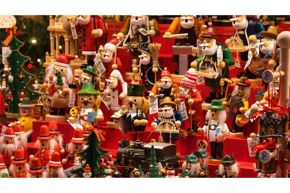 7 Tipps für einen Adventsausflug nach Konstanz Viele Kunsthandwerkstände bieten schöne Weihnachtsgeschenke an.