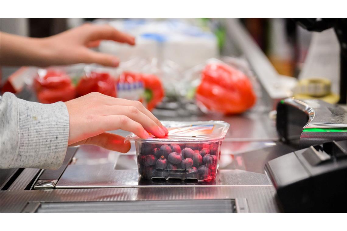 Supermarktkunden kaufen noch mehr Sonderangebote Viele Lebensmittel sind in den vergangenen Jahren deutlich teurer geworden. Deshalb achten viele Kunden stark auf die Preise.