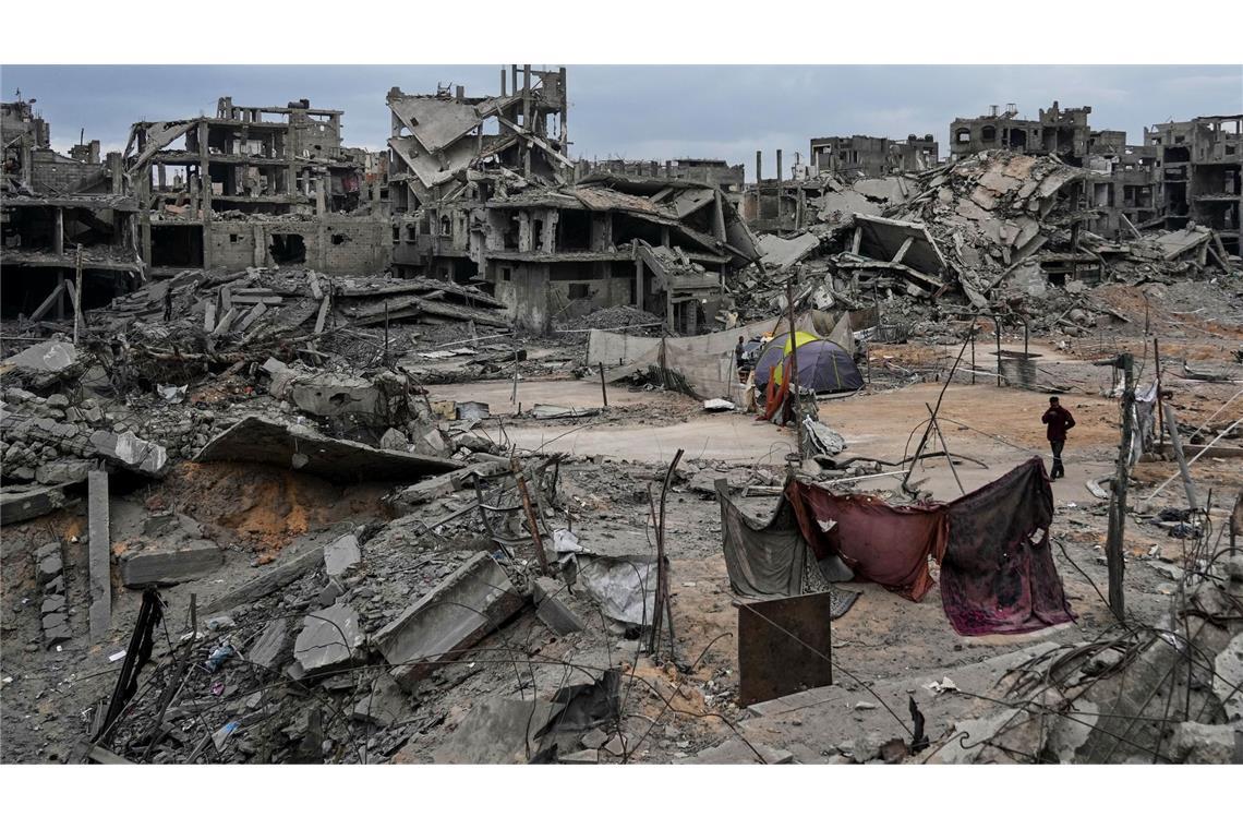 Viele Leichen von Geiseln könnten mutmaßlich unter den Ruinen ausgebombter Gebäude oder in Tunnelschächten verschüttet sein. (Archivbild)