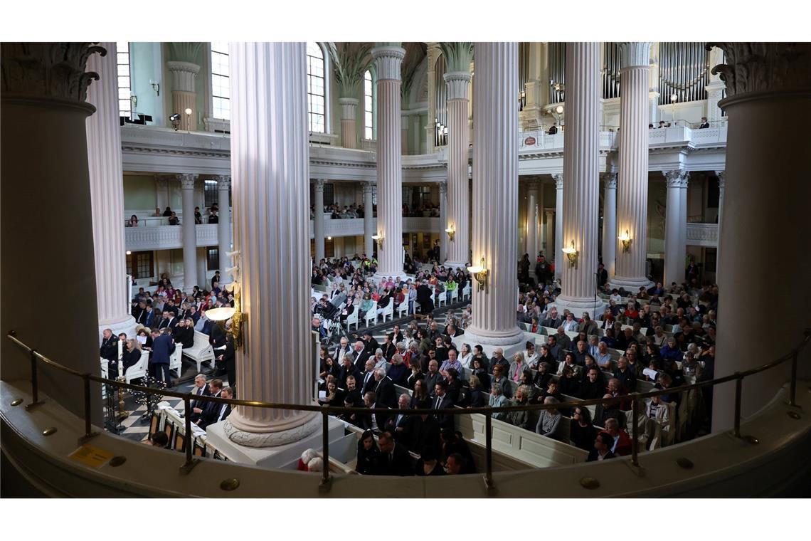 Viele Menschen haben an einer Gedenkveranstaltung in der Leipziger Nikolaikirche teilgenommen.