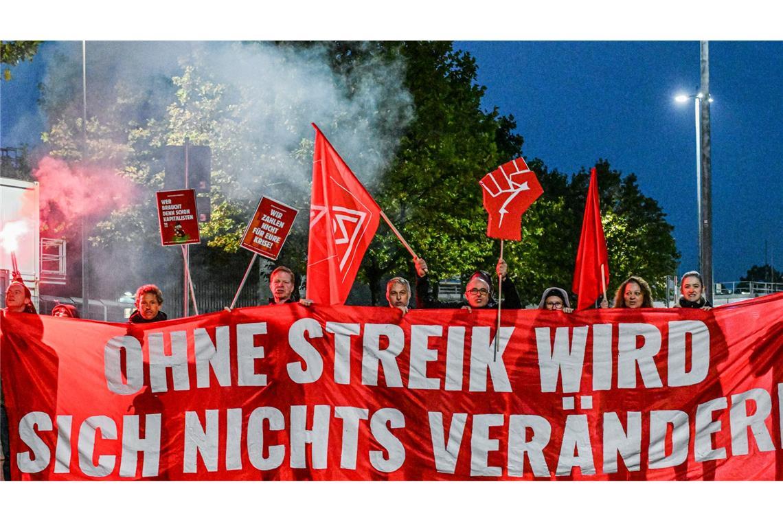 Viele Menschen haben Sorge um ihren Arbeitsplatz wie hier Beschäftigte beim Zulieferer Bosch, der Tausende Arbeitsplätze streichen will (Archivbild)