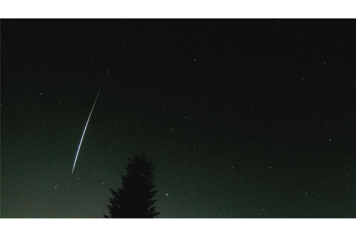 Raketenteile verglühen - "wie ein Science-Fiction-Film" Viele Menschen haben wegen der ungewöhnlichen Lichterscheinungen in der Nacht auch die Polizei angerufen.