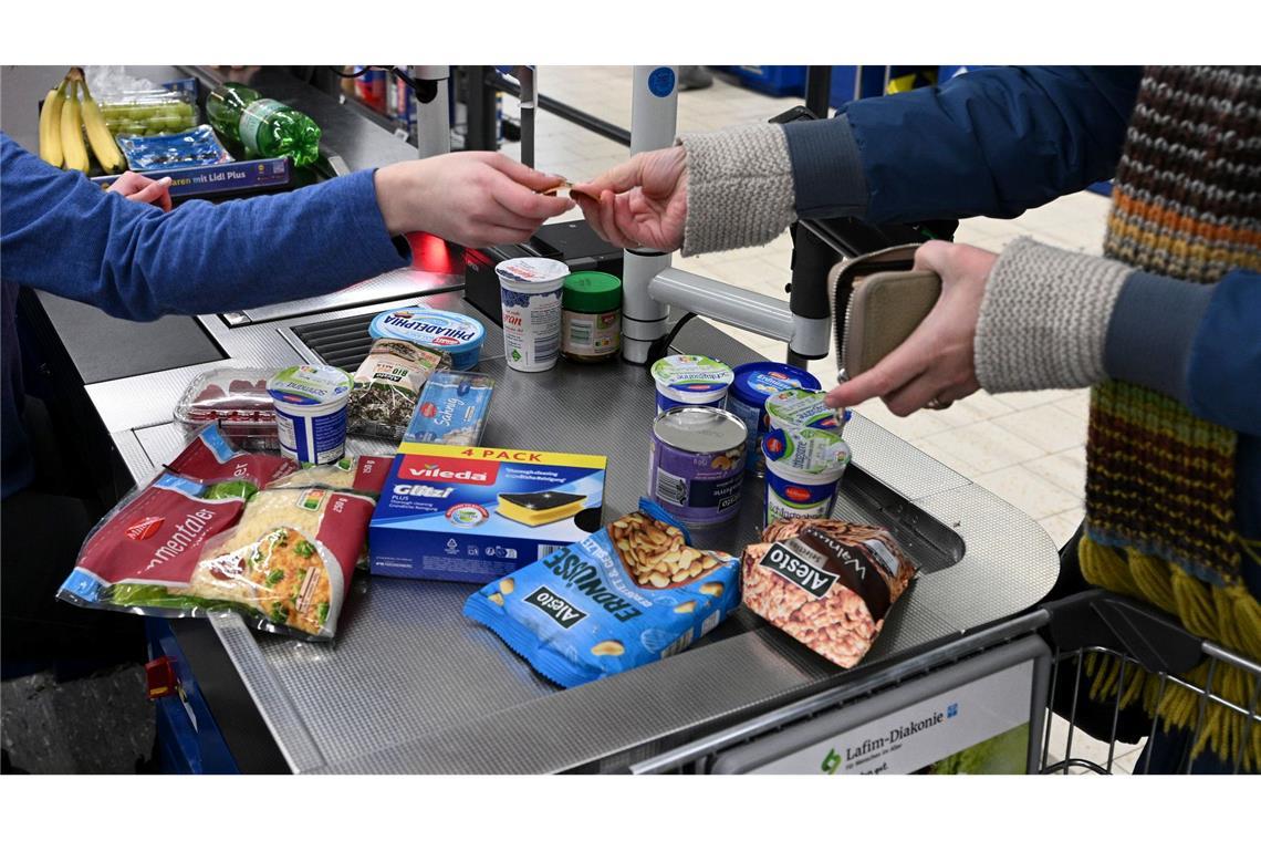 Viele Menschen in Deutschland kaufen mehrmals pro Woche Lebensmittel. (Symbolbild)