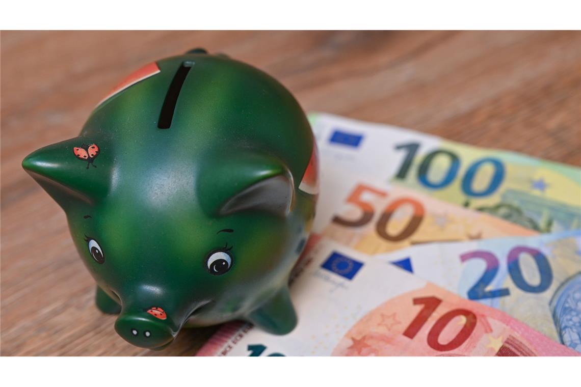 Viele Menschen in Deutschland sparen regelmäßig. (Symbolbild)