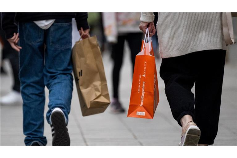 Viele Menschen in Deutschland sparen wegen der gestiegenen Preise bei Mode.