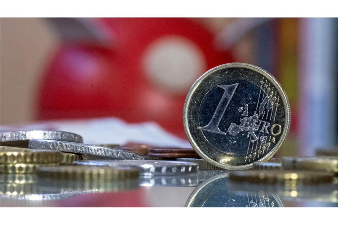 Viele Menschen in Deutschland sparen wie die Weltmeister. Viel Geld liegt auf Tagesgeldkonten, wo es in der Regel wenig Zinsen gibt. (Symbolbild)