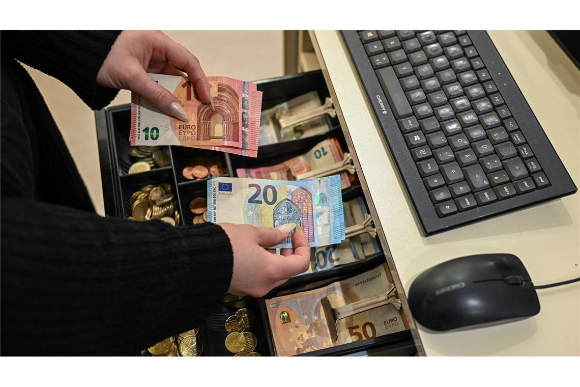 Viele Menschen in Deutschland zahlen am liebsten bar. (Symbolbild)