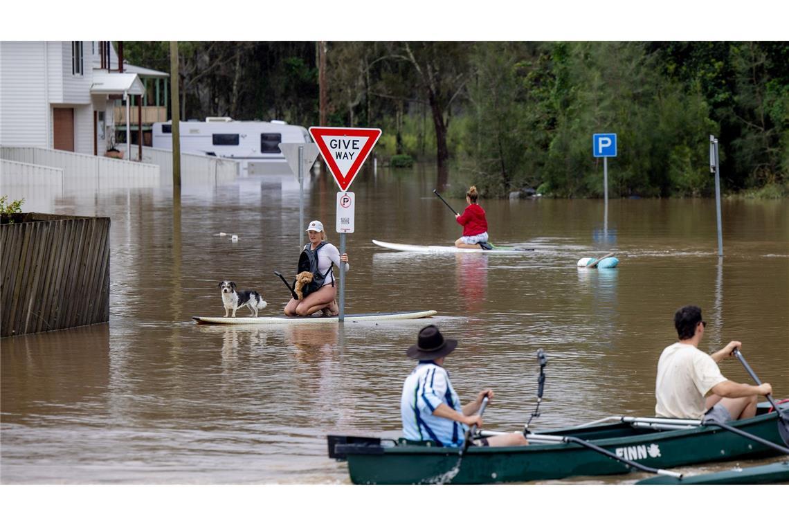 Schon fünf Tote bei massiven Überschwemmungen in Australien Viele Menschen konnten sich nur noch mit Booten und Paddleboards fortbewegen.